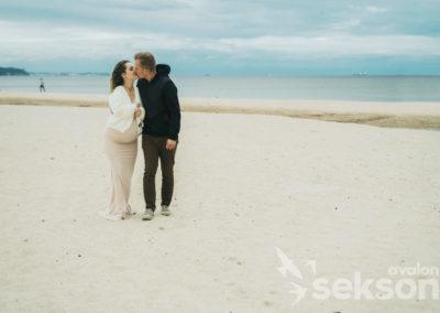 Sylwia i Tomasz na plaży. Widać ich z oddali, całują się.
