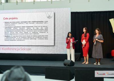 Na scenie twórczynie projektu Sekson - Lusine Duryan, Żaneta Krysiak i Julia Witkowska.